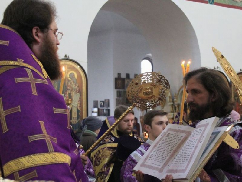 Епископ Игнатий совершил всенощное бдение в Покровском кафедральном соборе г. Шахты