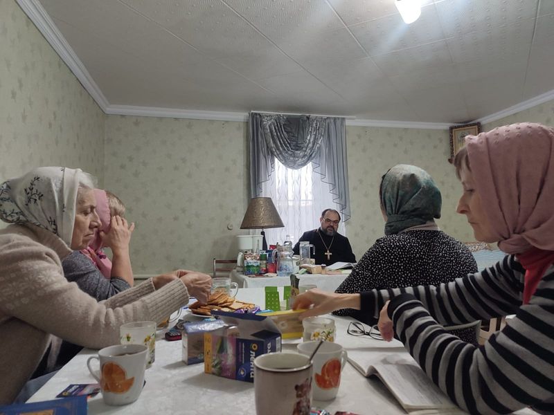 На библейско-катехизаторских курсах для взрослых в Покровском приходе Новошахтинска продолжается изучение Псалтири