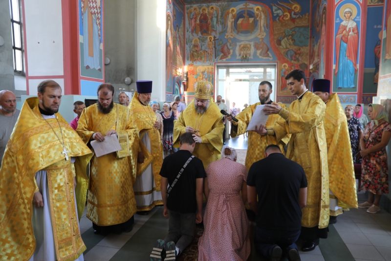 Преосвященнейший епископ Симон совершил Литургию и чин присоединения к Православной Церкви временно от нее отпавших христианин в храме Покрова Богородицы г. Каменск-Шахтинский