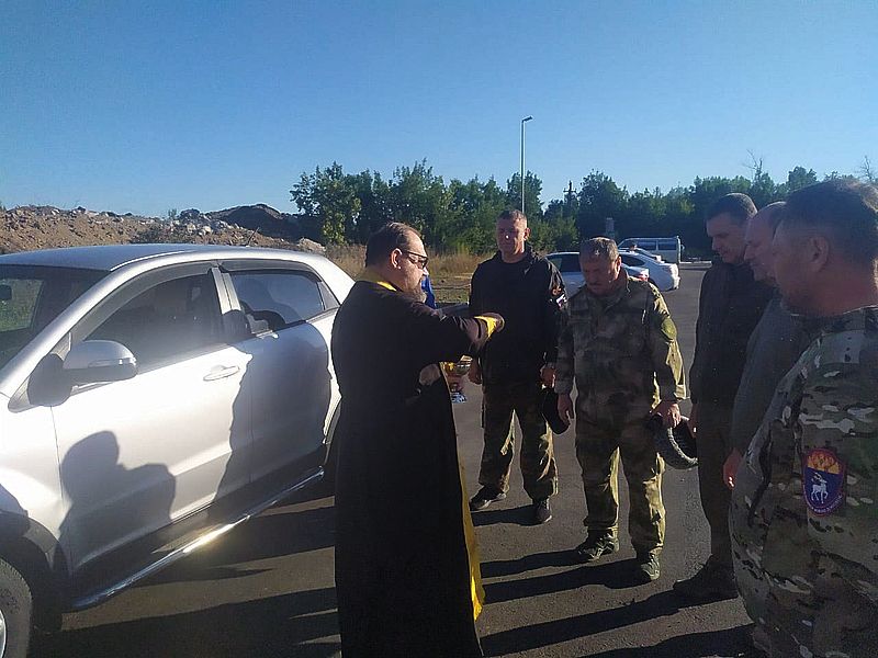 Духовник Донецкого округа благословил совместный гуманитарный конвой Ростовской области и Донецкого округа для бойцов казачьего штурмового отряда «Шторм»