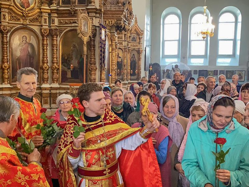 В Свято Успенском храме поздравили прихожанок с днем святых жен-мироносиц