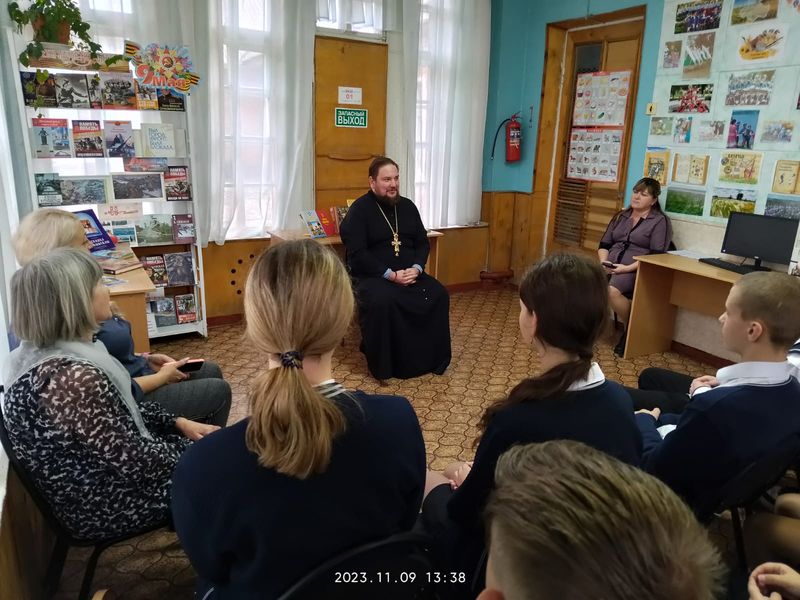 Благочинный приходов Донецкого округа иерей Владимир Татаркин посетил библиотеку имени Маяковского города Донецка