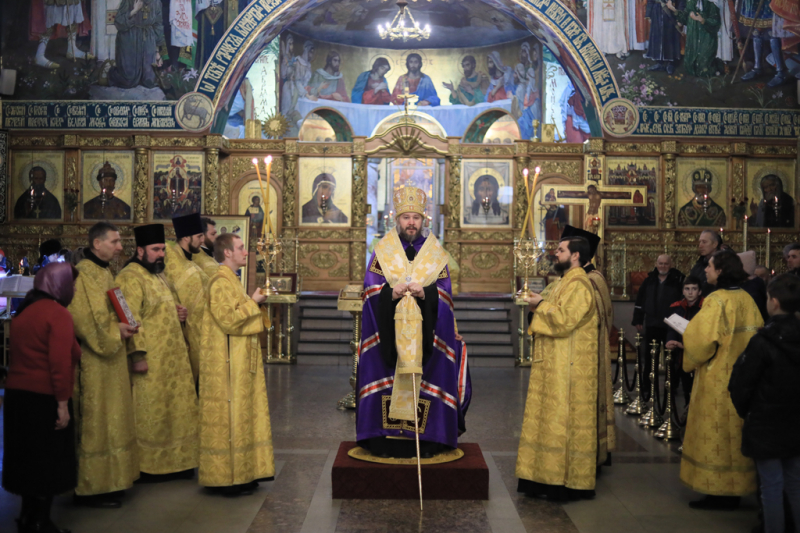 Епископ Шахтинский и Миллеровский Симон совершил молебен на Новолетие в Покровском кафедральном соборе г. Шахты
