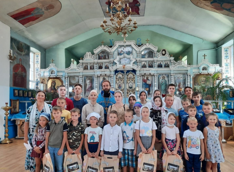 В храме Архистратига Михаила пос. Каменоломни Нижнедонского благочиния завершилась ежегодная акция «Поможем собрать детей в школу»