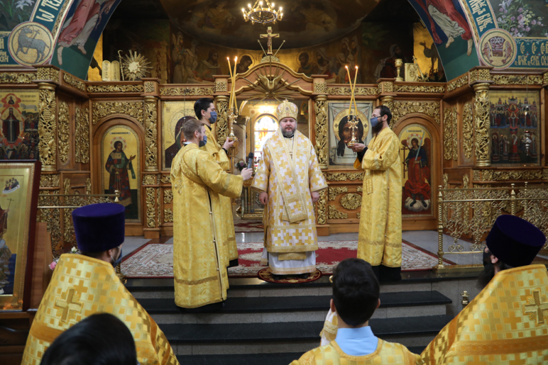 Преосвященнейший епископ Симон возглавил воскресное богослужение в Покровском кафедральном соборе города Шахты