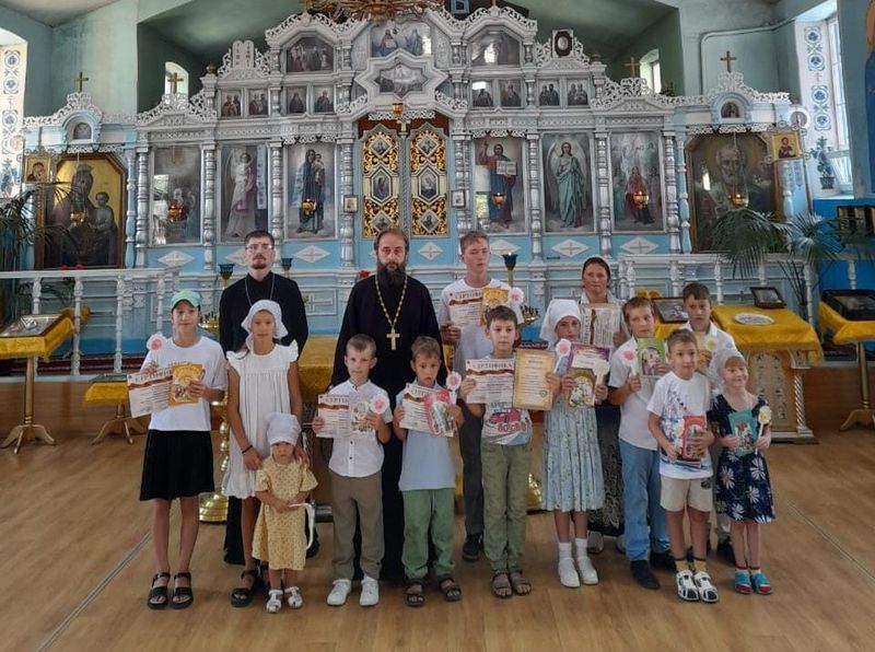 В день празднования Дня семьи, любви и верности в храме Архистратига Михаила поселка Каменоломни наградили юных художников
