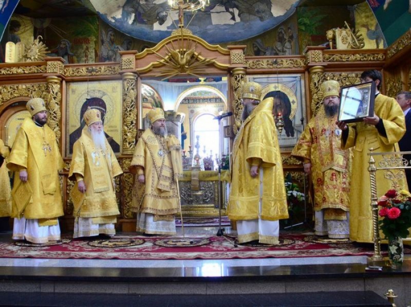 В Покровском кафедральном соборе г. Шахты соборным служением иерархов Русской Православной Церкви отметили 1000-летие преставления святого равноапостольного князя Владимира