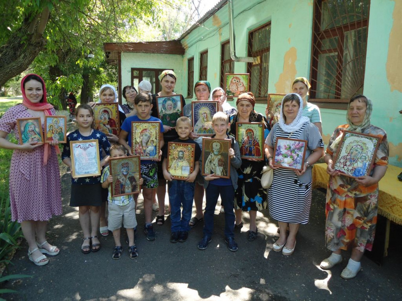 В воскресной школе «Радость» при храме Почаевской иконы Божией Матери города Каменск-Шахтинский состоялось награждение участников приходской выставки икон в конкурсе детского творчества 