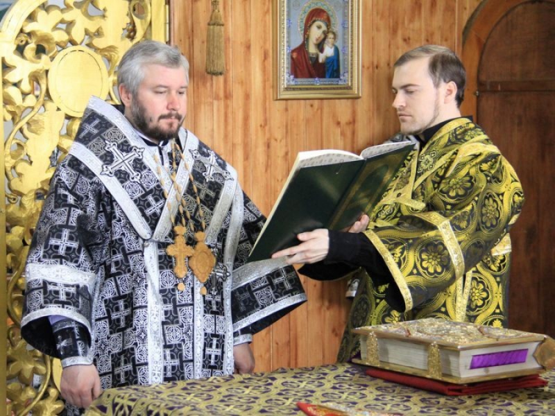 В cреду Страстной седмицы епископ Симон совершил Литургию в Покровском кафедральном соборе г. Шахты