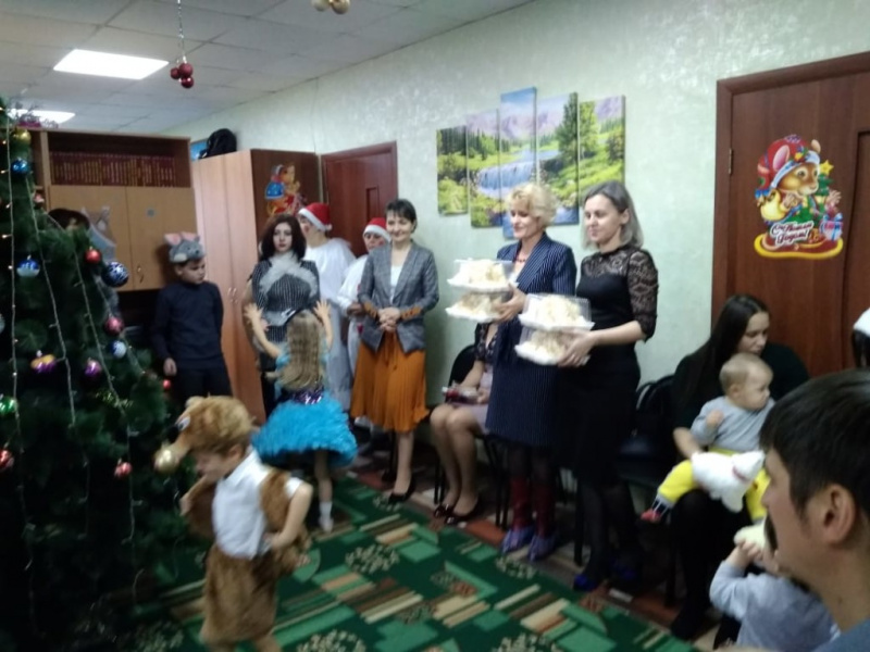 Представитель социальной службы прихода Архангела Михаила Верхнедонского округа Наталия Ценик посетила новогоднее представление в Центре помощи детям х. Калининский