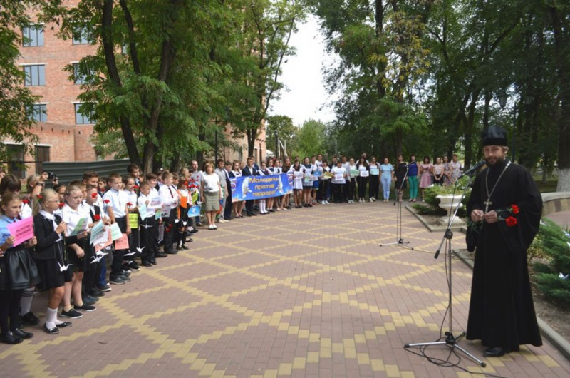 В День солидарности в борьбе с терроризмом, на площади у часовни «Памяти погибшим воинам в Афганистане, Чечне и на Чернобыльской АЭС» п. Каменоломни Октябрьского района состоялся митинг, посвященный памяти погибших от рук террористов