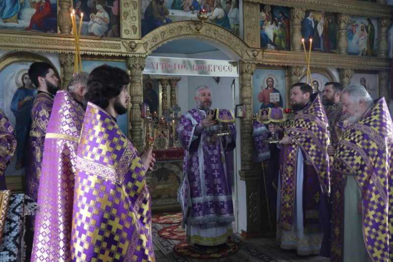 В поминальную субботу Великого поста Преосвященнейший епископ Симон совершил Божественную литургию и панихиду в храме святителя Тихона Задонского поселка Тарасовский