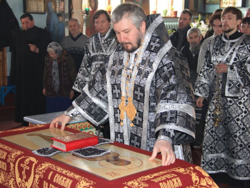 В Великую Пятницу Преосвященнейший епископ Симон совершил Вечерню с выносом Плащаницы Спасителя в храме Вознесения Господня г. Шахты