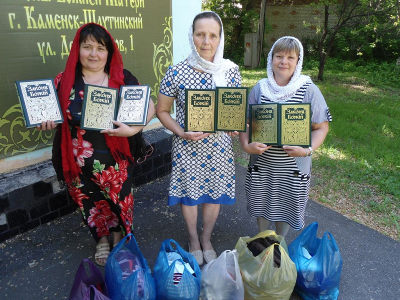 В праздничный день святителя Николая в храме Почаевской иконы Божией Матери города Каменск-Шахтинский добровольцы «Общины Милосердия» провели акцию «Помощники святителя Николая»