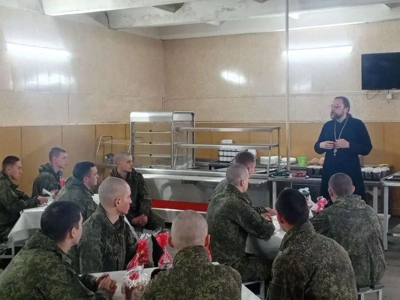 Настоятель храма Всех святых поздравил военнослужащих с Пасхой