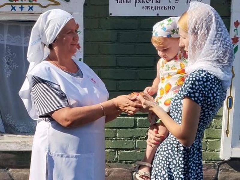 Сестры милосердия продолжают оказывать регулярную помощь своим подопечным