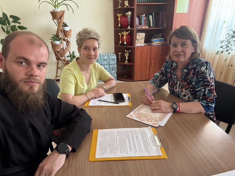 Директор АНО «Финист» Т. Зуева и руководитель епархиального отдела по взаимодействию с учреждениями культуры диакон Никита Осипов обсудили совместное участие в социальных проектах