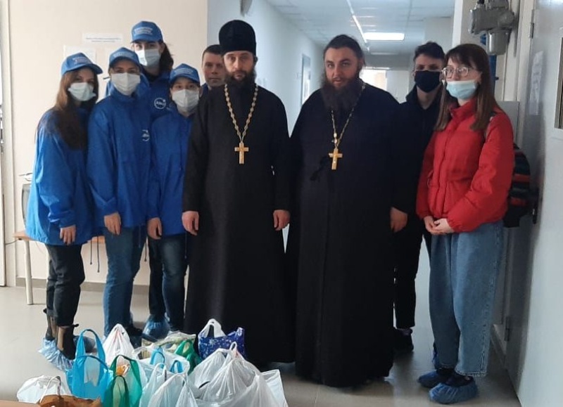 Духовенство и прихожане передали помощь в пункт временного размещения беженцев Донбасса