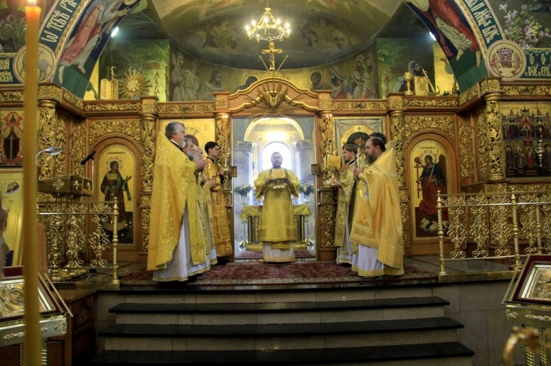 Соборным богослужением Преосвященнейший епископ Симон молитвенно отметил день своего рождения в кафедральном соборе Шахтинской епархии