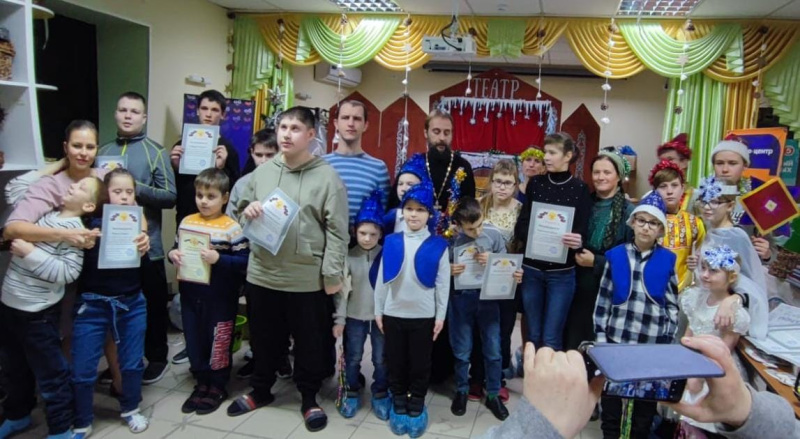 Воспитанники церковно-приходской воскресной школы "Благовест" поздравили родителей и детей региональной общественной организации «Ветер перемен» с Рождеством Христовым 