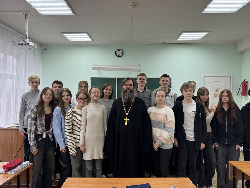 Благочинный Александровск-Грушевского округа рассказал школьникам о светлом празднике Рождества Христова