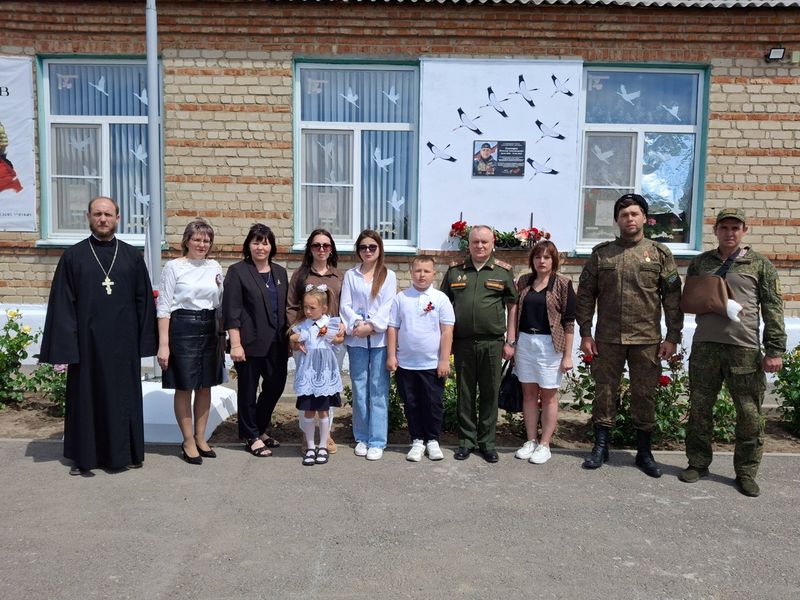 В Первомайской школе открыли памятную доску выпускнику школы