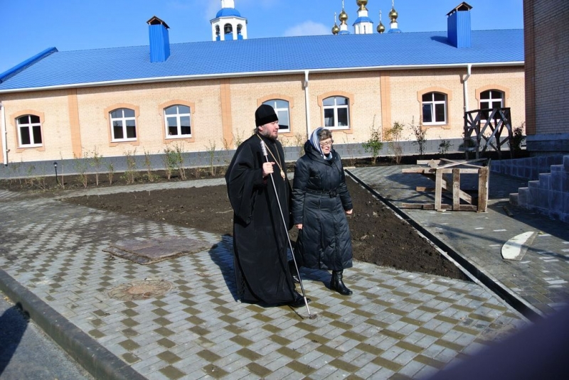 Преосвященнейший епископ Симон ознакомился с ходом строительства Центра ресоциализации нуждающихся граждан при храме Донской иконы Божией Матери г. Новошахтинска