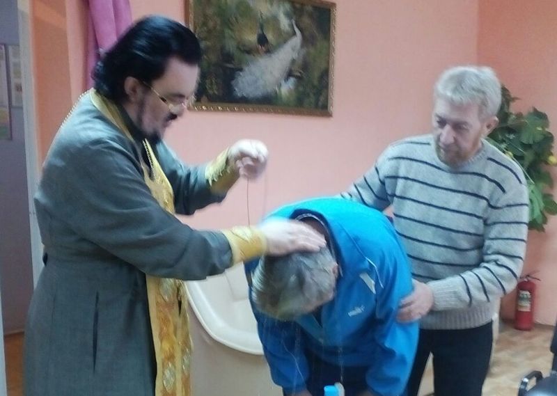 Насельник дома-интерната хут. Жеребковка для пожилых людей и инвалидов принял святое крещение
