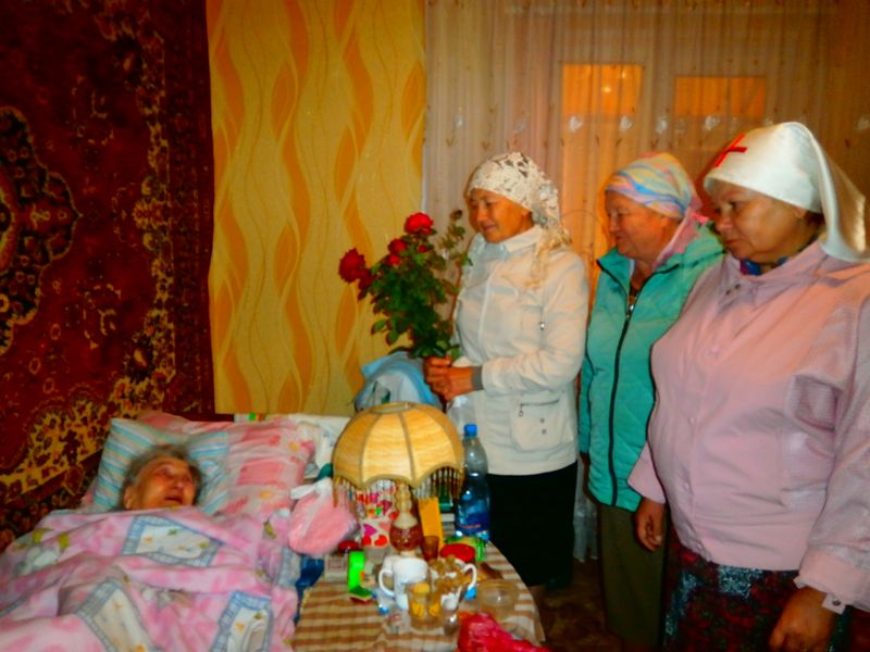 Акция «Тепло наших рук» в День пожилого человека в Донецком благочинии