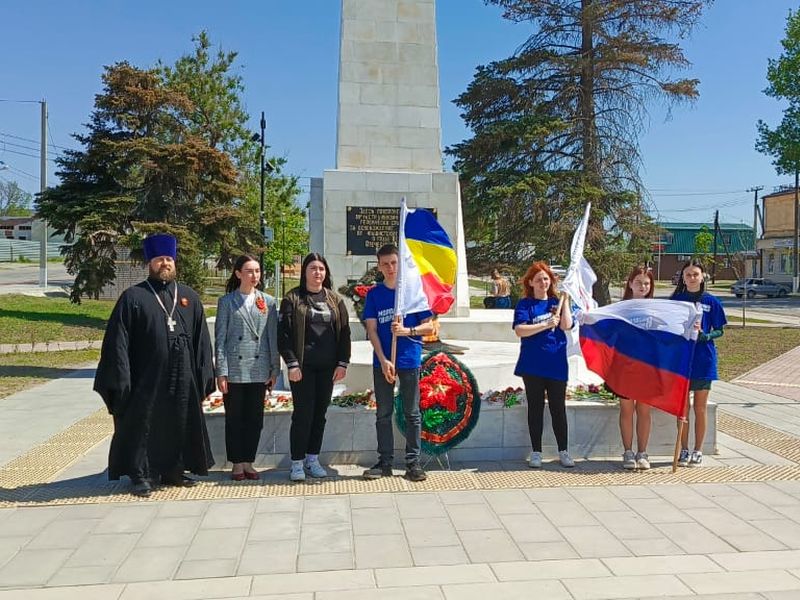В Миллерово представители власти, молодежи, общественности и духовенства возложили венки к памятникам и мемориалам