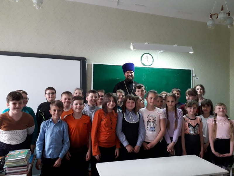 Урок основ православной культуры иерей Антоний Грогуленко провел для учащихся школы № 17 микрорайона Лиховского