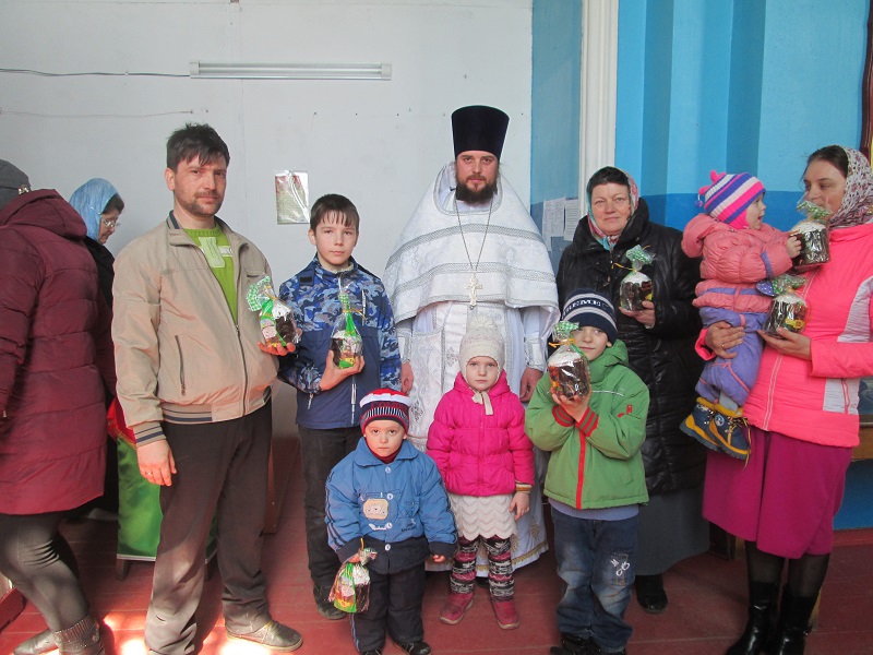 От благотворительного фонда великомученицы Анастасии Узорешительницы прихожане и настоятель раздали нуждающимся пасхальные куличи