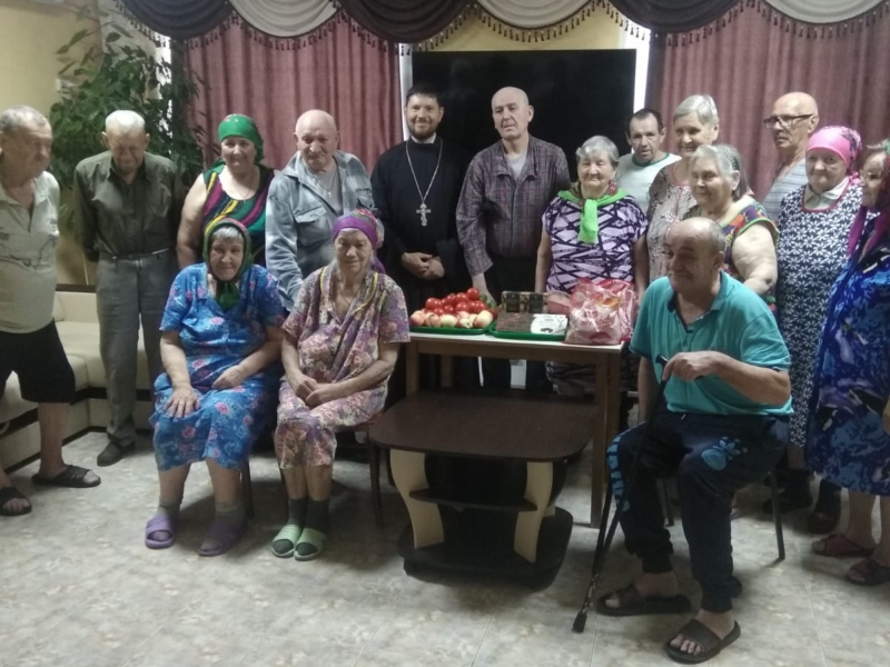 С праздником святых апостолов Петра и Павла поздравили постояльцев центра социального обслуживания хутора Колундаевского  