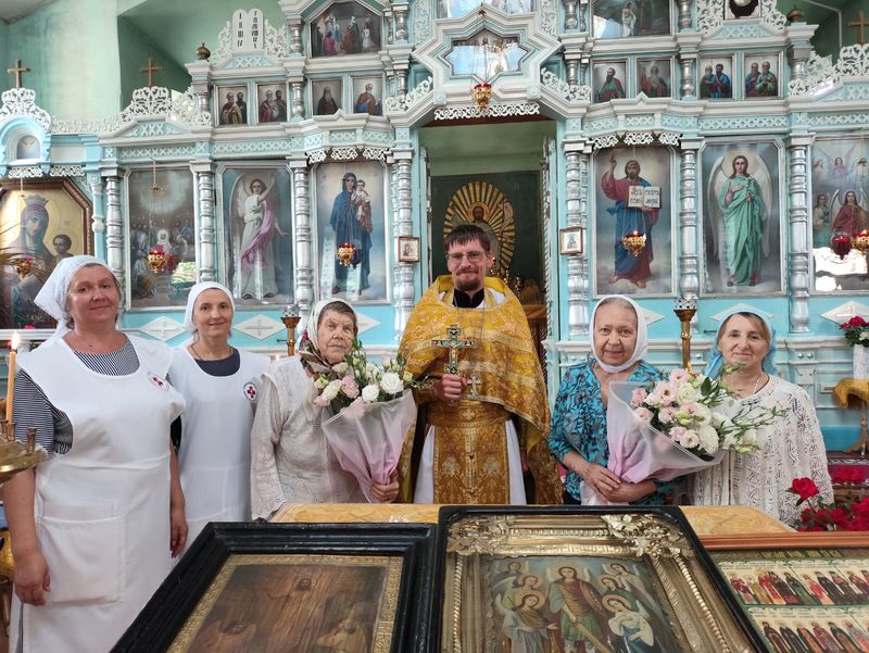 «Мы помним героев!» В храме Архистратига Михаила поселка Каменоломни стало доброй традицией поздравлять детей войны и тружеников тыла