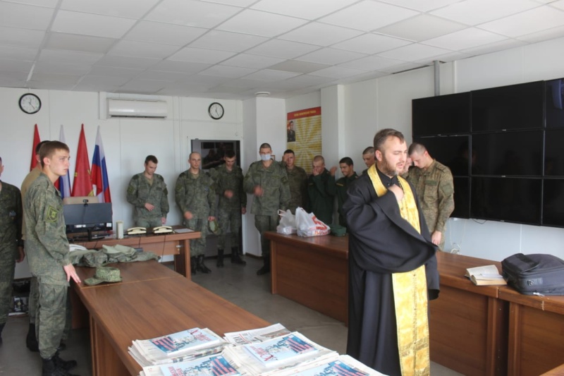 Священник совершил молитву вместе с военнослужащими 163 танкового полка
