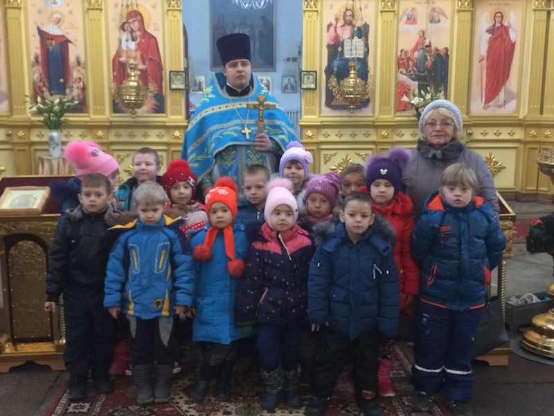 В праздник Введения во храм Пресвятой Богородицы Успенский храм посетили воспитанники станичного детского сада «Казачок»