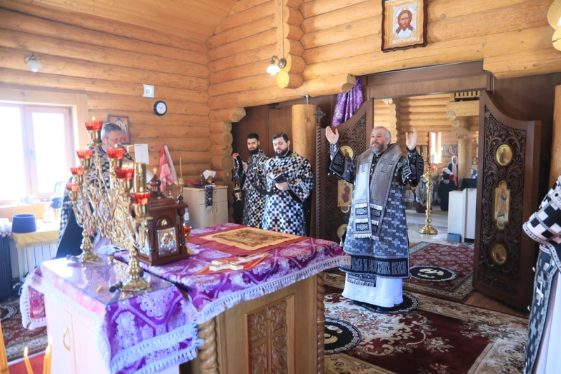 Преосвященнейший епископ Симон с архипастырским визитом посетил приход апостола Андрея Первозванного города Каменск-Шахтинский