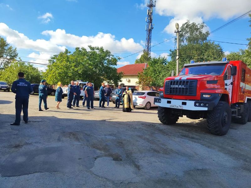 В храме Андрея Первозванного совершили молебен для сотрудников МЧС в праздник иконы «Неопалимая Купина»