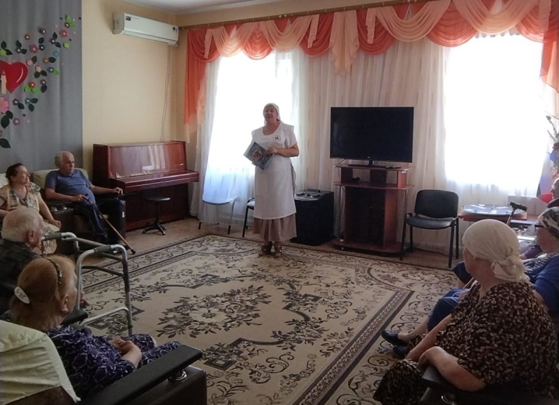 С праздником святых апостолов Петра и Павла поздравили постояльцев Центра социального обслуживания п. Каменоломни