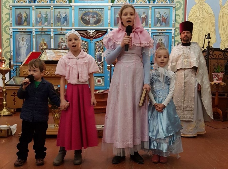 Воспитанники учебно-воспитательной группы «Пересвет» храма святителя Алексия, провели праздничное рождественское представление
