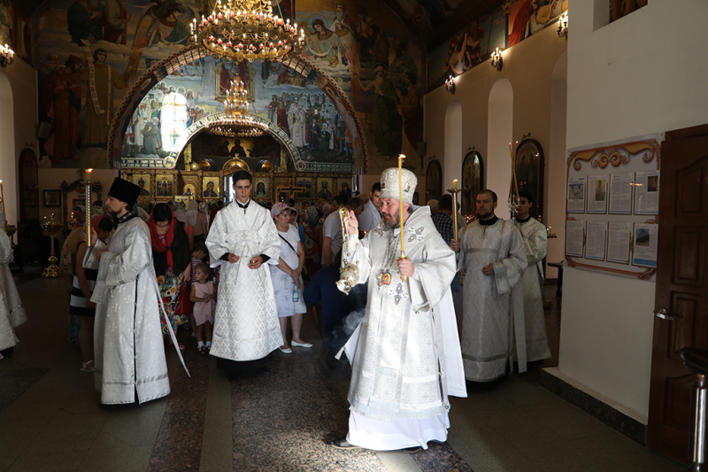 Накануне празднования Преображения Господня Преосвященнейший епископ Симон совершил всенощное бдение в Покровском кафедральном соборе