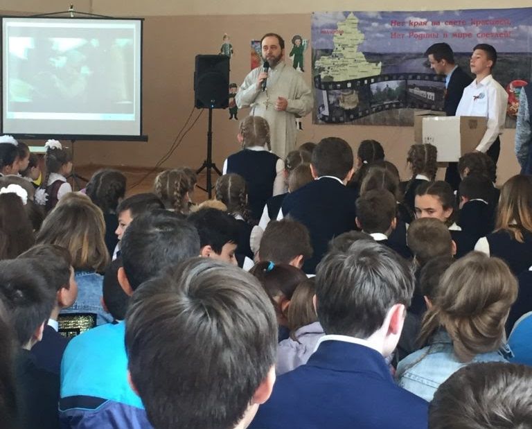 Иеромонах Димитрий (Яроцкий) поздравил со Светлым Христовым Воскресением учащихся казачьих образовательных учреждений города Миллерово