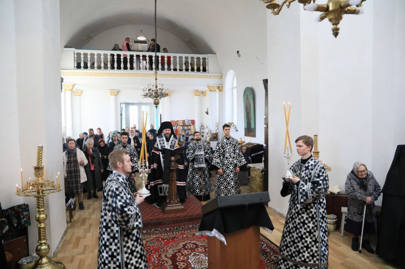 В храме Покрова Пресвятой Богородицы г. Красный Сулин Преосвященнейший епископ Симон прочел заключительную часть Великого покаянного канона преподобного Андрея Критского