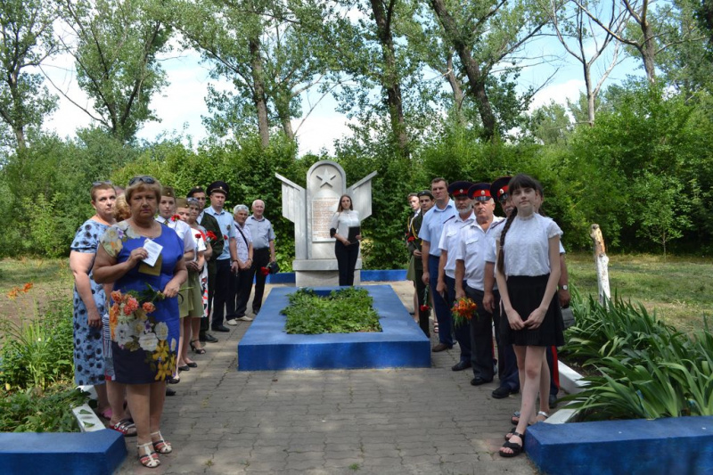 Протоиерей Роман Амплеев и помощник благочинного по миссионерской работе приняли участие во Всероссийской патриотической акции «Горсть Памяти» в г. Новошахтинске