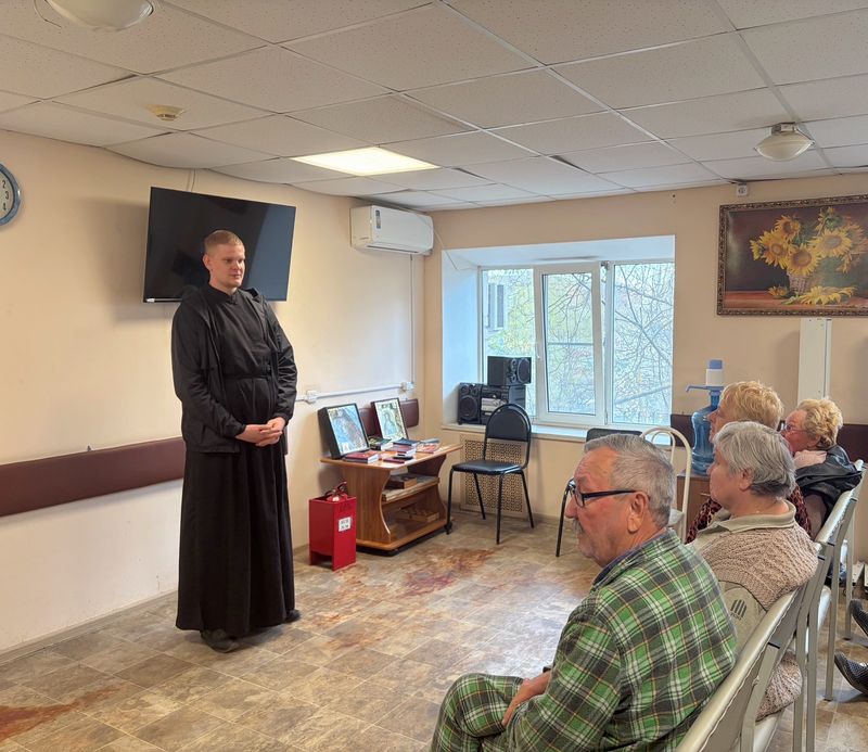 Помощник благочинного и добровольцы поздравили подопечных комплексного социального центра с Пасхой