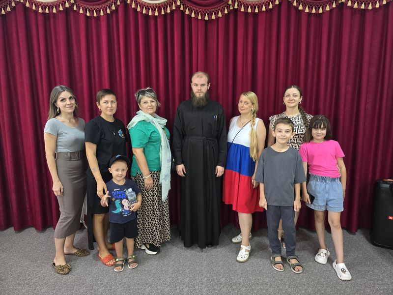 В Покровском кафедральном соборе города Шахты продолжаются беседы с клубом молодых семей «7я»