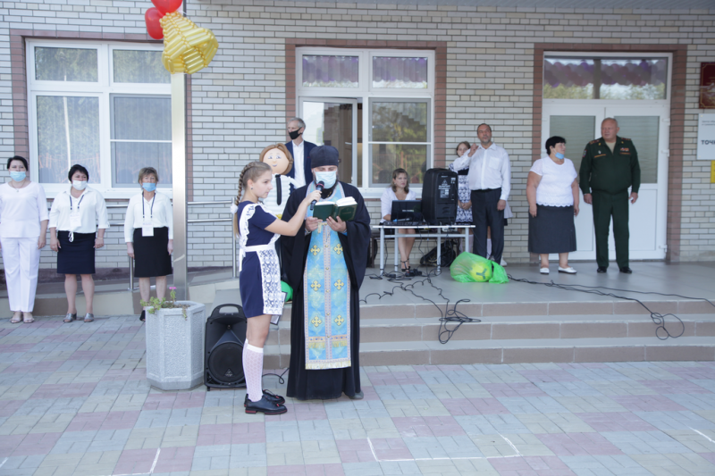 Священнослужители ст. Кривянской в начале учебного года напутствовали учащихся местных школ