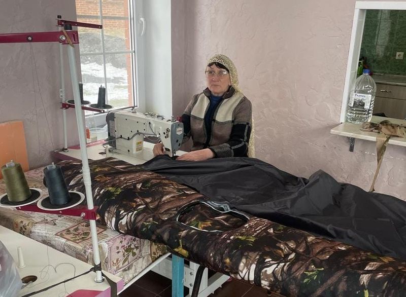 Добровольцы Нижнедонского благочиния шьют антидроновые тактические плащи с защитой от тепловизора