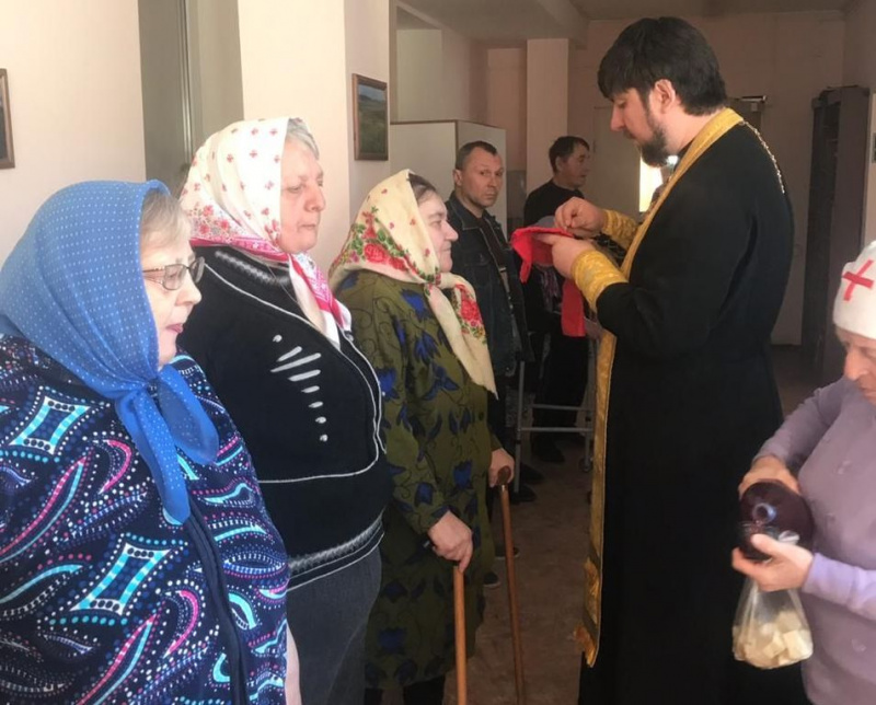 Подопечные Донецкого дома-интерната для престарелых и инвалидов причастились Святых Христовых Таин