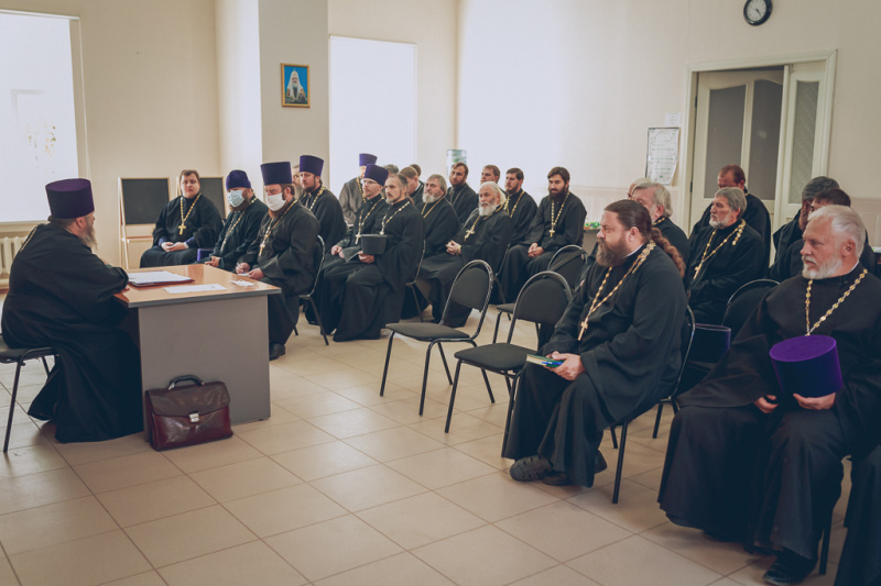 В духовно-просветительском центре «Лествица» г. Каменск-Шахтинский прошел второй день семинара по практическим вопросам современного пастырского служения